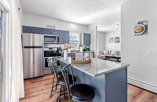 Elmhurst Apartamento | NEW!!! Cozy home away from home, Walkable restaurants and cafes, spacious layout