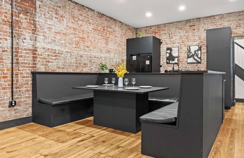 Shelby Park Casa | New!Paint it Black!Home in Shelby Park Near Cafes