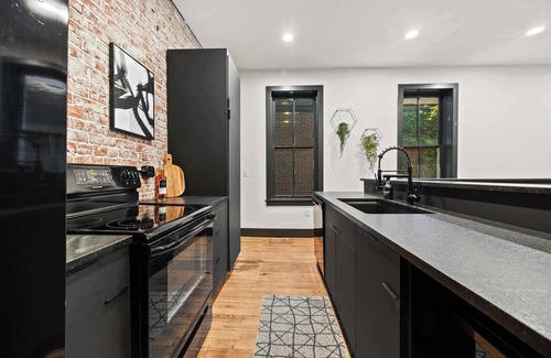 Shelby Park Casa | New!Paint it Black!Home in Shelby Park Near Cafes