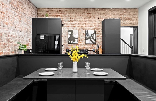 Shelby Park Casa | New!Paint it Black!Home in Shelby Park Near Cafes