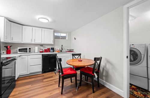 Aurora Casa | New! Cozy Lower-Level, Pet-friendly Retreat