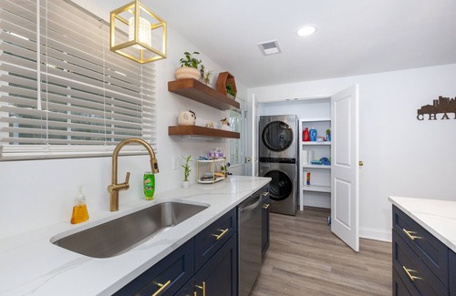 Toddville Road Casa | New Cozy Modern:3Bedroom house near Airport, Uptown & Whitewater Center.