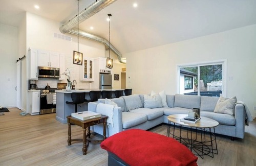 Craigleith Casa | *New* Cozy Ski in/out chalet with hottub in the heart of the blue mountains.