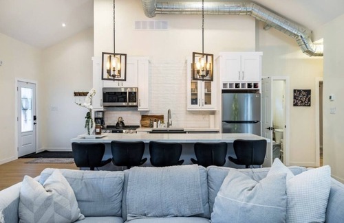 Craigleith Casa | *New* Cozy Ski in/out chalet with hottub in the heart of the blue mountains.