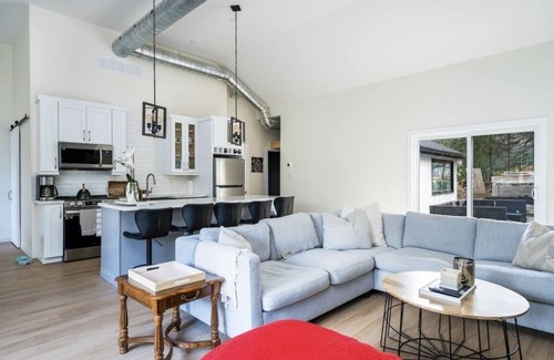 Craigleith Casa | *New* Cozy Ski in/out chalet with hottub in the heart of the blue mountains.