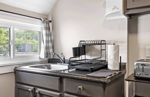 Bonnycastle Apartamento | NEW Cozy Studio Unit in the Heart of the Highlands