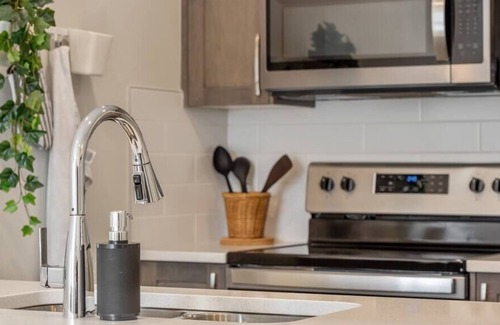 Keith Casa | NEW Cozy Townhome, Sleeps 4, Close to Banff