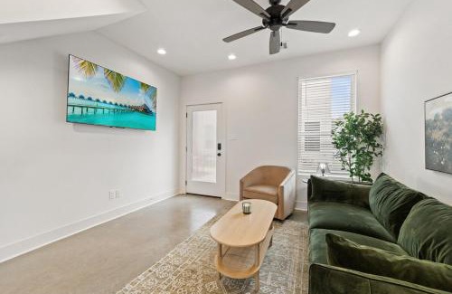 Lafayette Apartamento | NEW Cracklin House Luxury Amenities Fast WiFi 65 TV