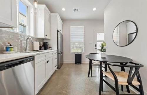 Lafayette Apartamento | NEW Cracklin House Luxury Amenities Fast WiFi 65 TV