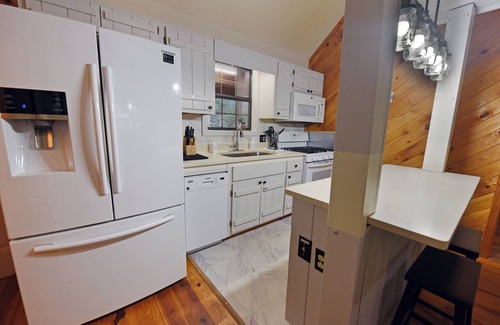 Hiawassee Cabina | NEW! Creekside Cabin w/ new hot tub & firepit!