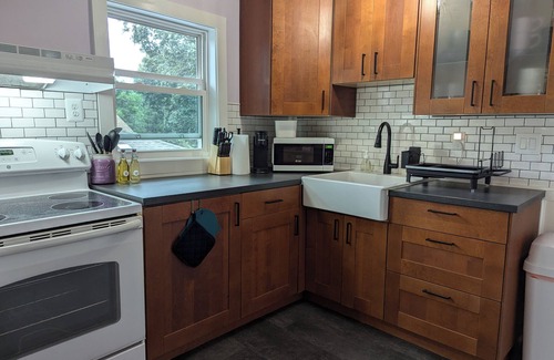 Audubon Park Casa | New Crib on the Block, a 90s pad! A respite for the weary time traveler.