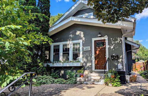 Audubon Park Casa | New Crib on the Block, a 90s pad! A respite for the weary time traveler.
