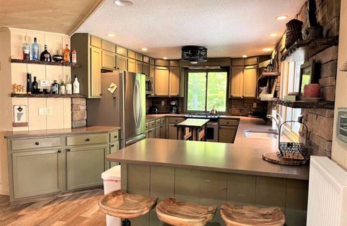 West Dover Chalet De Esquí | New! Custom Chalet minutes from Mt Snow w/ Hottub