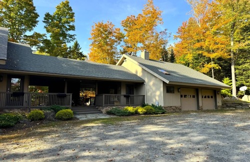 West Dover Chalet De Esquí | New! Custom Chalet minutes from Mt Snow w/ Hottub