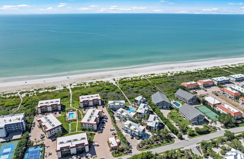 Sanibel Casa | New Cyprina #2 – a fully renovated luxury townhome on Sanibel’s East End. Enjoy coastal elegance, modern comfort, and breathtaking direct water views from every room in this stunning beach retreat.