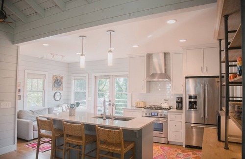 Clayton Cabina | New- Designer, 3/3 cottage, fenced yard d'town one street off Main