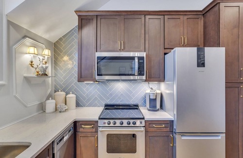 Hitch Village - Fred Wessels Homes Apartamento | New Designer Digs on Savannah's Riverfront by Lucky Savannah