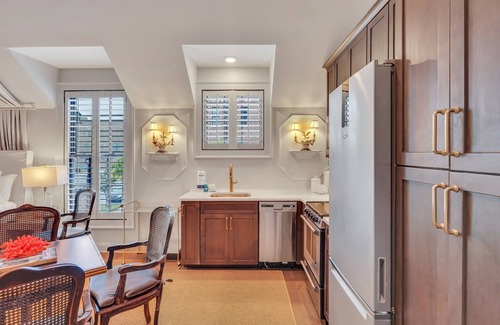 Hitch Village - Fred Wessels Homes Apartamento | New Designer Digs on Savannah's Riverfront by Lucky Savannah