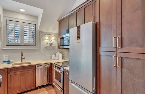 Hitch Village - Fred Wessels Homes Apartamento | New Designer Digs on Savannah's Riverfront by Lucky Savannah