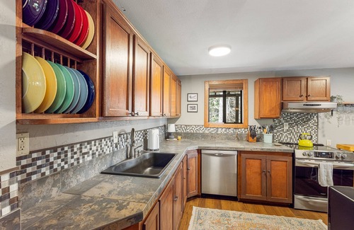 McCall Casa | New! Dew Drop Inn - Pet Friendly, 5-min walk to river access