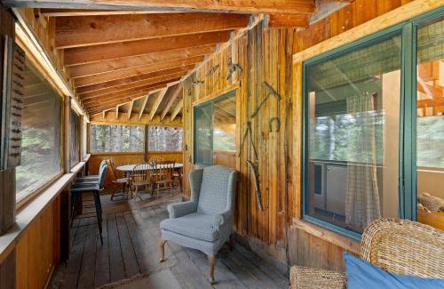 McCall Casa | New! Dew Drop Inn - Pet Friendly, 5-min walk to river access