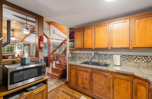 McCall Casa | New! Dew Drop Inn - Pet Friendly, 5-min walk to river access