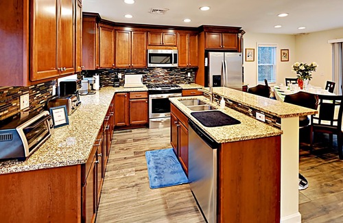 Hyannis Casa | Nueva casa de lujo, pasos para calentar las playas de Nantacket Sound, aire acondicionado, WiFi, ropa de cama inc.