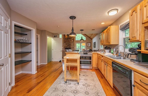 Mountainside Casa | New! Dog Friendly Wooded Escape w/ Hot Tub