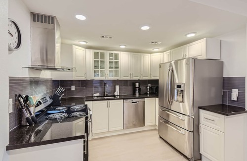 West End Condominio | New Downtown Atx! 30 day plus! Sleeps 6!