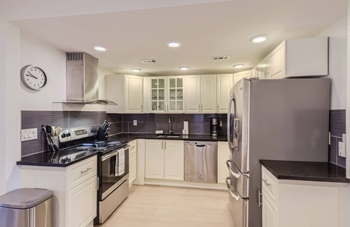 West End Condominio | New Downtown Atx! 30 day plus! Sleeps 6!
