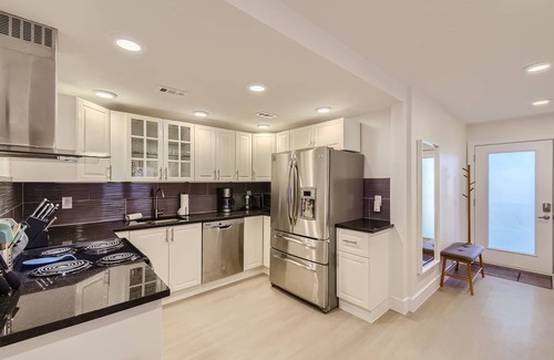 West End Condominio | New Downtown Atx! 30 day plus! Sleeps 6!