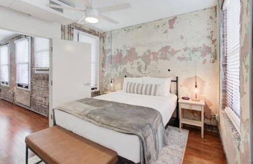 South Main Historic District Apartamento | New Downtown Loft Style Apartment Above Restaurant