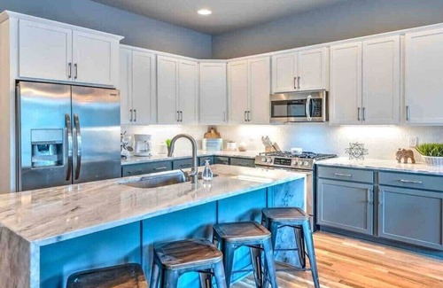 Haynes Area Casa | New Downtown Skyline Views 13 Beds! Rooftop Deck!