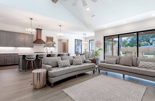 Waco Casa | New & Downtown! The Bear Claw