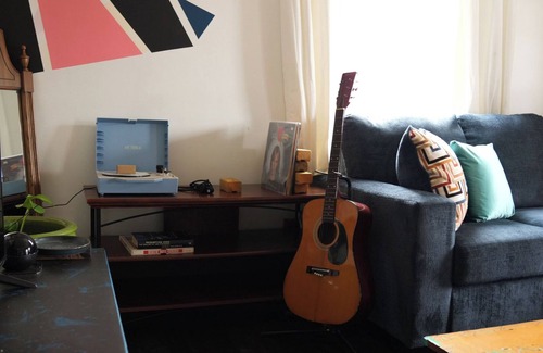 Tupelo Casa | NEW DOWNTOWN TUPELO- HOUND DOG BUNGALOW -ROCK-N-ROLL themed 1BR 1B Shotgun style