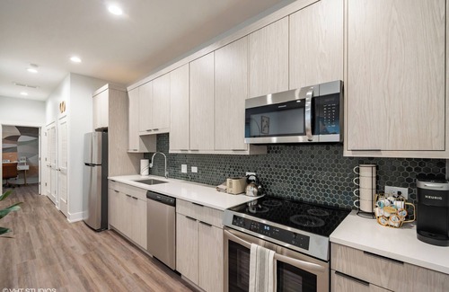 Woodlawn Apartamento | NEW Eco Stay by UChicago, Lakefront & Hyde Park!