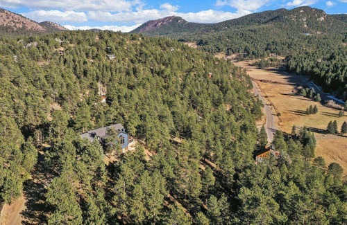 Evergreen Casa | New. Elk House, Panoramic Views, Hot tub.