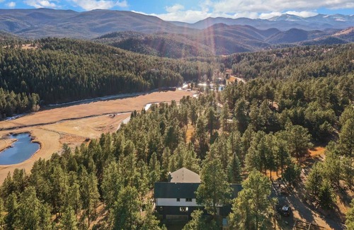 Evergreen Casa | New. Elk House, Panoramic Views, Hot tub.