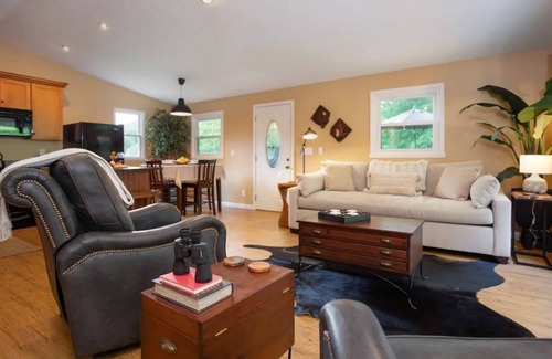 Perrysville Cabaña | NEW Enchanting Mohican Getaway w/ Poker&Pool Table