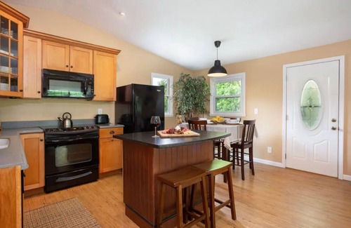 Perrysville Cabaña | NEW Enchanting Mohican Getaway w/ Poker&Pool Table