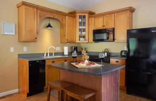 Perrysville Cabaña | NEW Enchanting Mohican Getaway w/ Poker&Pool Table