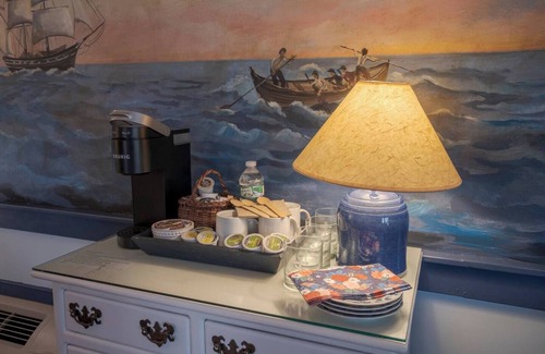 Stonington Apartamento | New England Hospitality at the Carriage House Mystic Vacation Rentals LLC