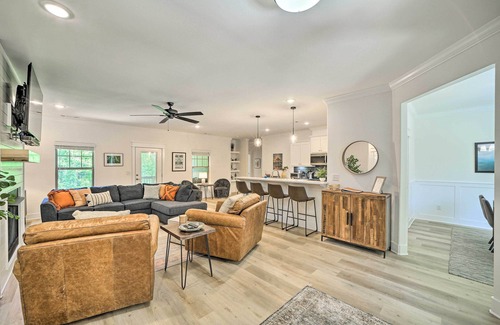 Bella Vista Casa | New Everything! Comfy Home w/ Deck & Trail Access!