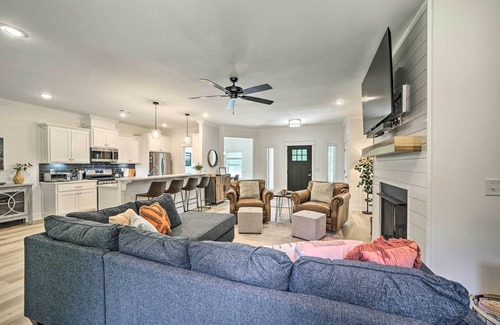 Bella Vista Casa | New Everything! Comfy Home w/ Deck & Trail Access!