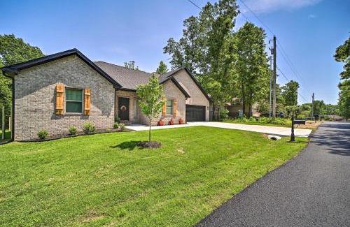 Bella Vista Casa | New Everything! Comfy Home with Deck and Trail Access!