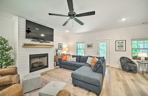 Bella Vista Casa | New Everything! Comfy Home with Deck and Trail Access!