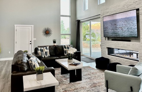 Moab South Valley Casa | New Exclusive Retreats Panorama 5 Bedroom plus loft ALL SUITE HOME Sleeps 20