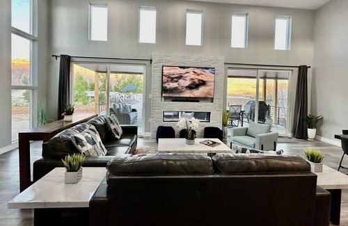 Moab South Valley Casa | New Exclusive Retreats Panorama 5 Bedroom plus loft ALL SUITE HOME Sleeps 20
