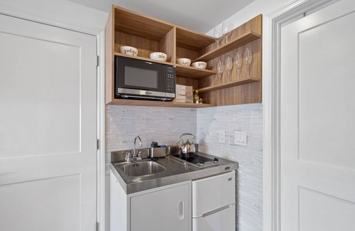 Rancho Condominio | New-Executive Cozy 1 Bedroom with Balcony