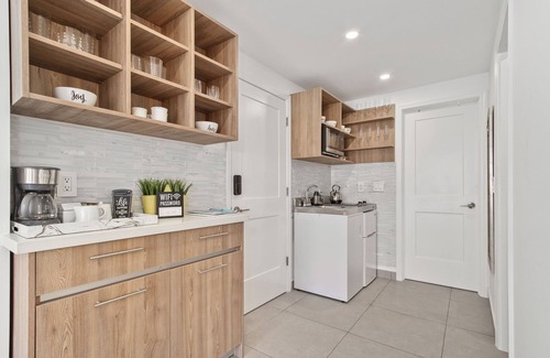 Rancho Condominio | New-Executive Cozy 1 Bedroom with Balcony